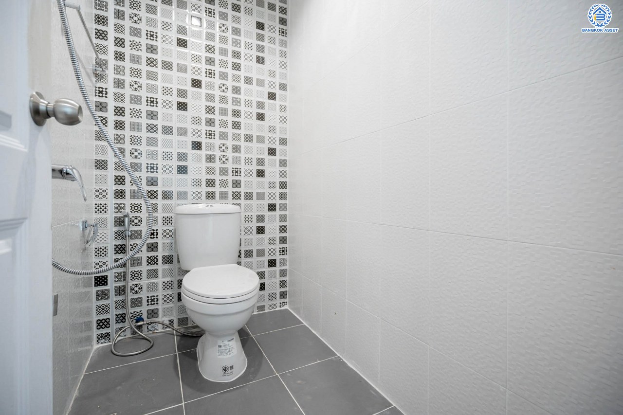 บ้านมือสองตกแต่งใหม่ โครงการ อยู่เจริญ วิภาวดี เนื้อที่ 21.2 ตร.ว. ฟังก์ชัน 2 ห้องนอน 2 ห้องน้ำ จอดรถได้ 2 คัน บนทำเลศักยภาพ หน้าโครงการติดถนนวิภาวดี ใกล้สนามบินดอนเมือง ฟิวเจอร์พาร์ครังสิต, ม.รังสิต จุดขึ้นทางด่วน "ดอนเมือง", โทลเวย์ วิภาวดี-รังสิต และรถไฟฟ้าสายสีแดง "สถานีรังสิต"